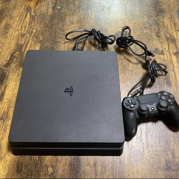 PlayStation 4 slim included with 2 controllers and 5 game disc 100% function - Picture 11 of 13